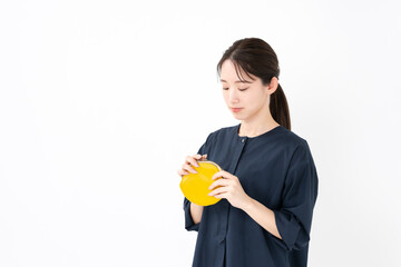 財布を持つ女性