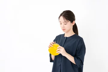  財布を持つ女性 © naka