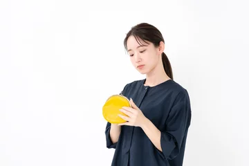  財布を持つ女性 © naka