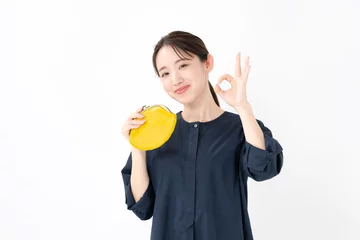  財布を持つ女性 © naka