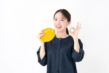 財布を持つ女性 © naka