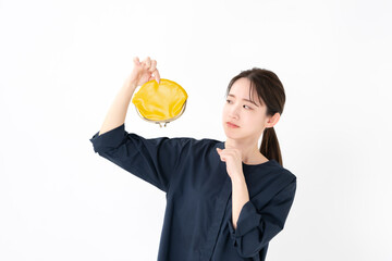財布を持つ女性