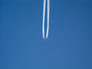Kondensstreifen am Himmel
