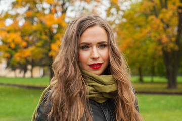 Naklejka premium Lovely young woman portrait outdoors