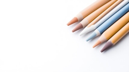 Obraz premium Assorted colored pencils arranged diagonally on a white background
