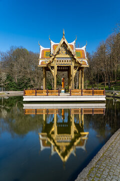 Thail&auml;ndischer Tempel im M&uuml;nchner Westpark spiegelt sich im Wasser
