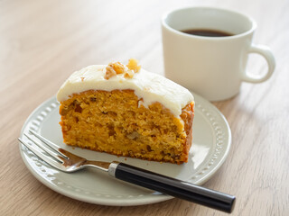 皿の上のキャロットケーキとホットコーヒー