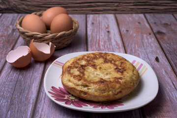 Ingredients and utensils to prepare a Spanish omelette