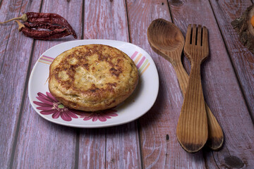 Ingredients and utensils to prepare a Spanish omelette