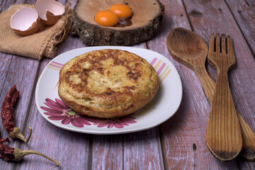 Ingredients and utensils to prepare a Spanish omelette