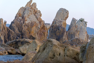 夕暮れの橋杭岩の奇岩群