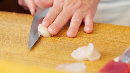 ホタテを切る寿司職人