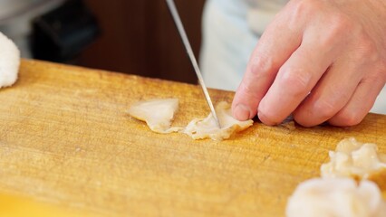 ツブガイを切る寿司職人