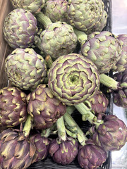 Fototapeta premium carciofi freschi al mercato, fresh artichokes at the market 