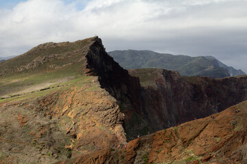 A breathtaking view along the PR8 Vereda da Ponta de São Lourenço trail in Madeira, showcasing dramatic cliffs and the expansive Atlantic Ocean. 