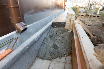 型枠に流し込まれたコンクリート