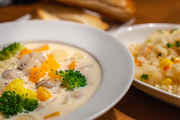 野菜たっぷりクリームシチューとピラフの食卓
