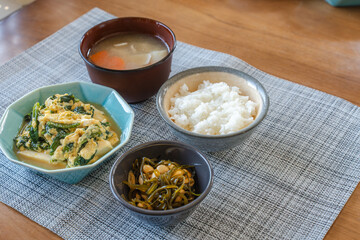 味噌汁と卵とじの和風朝ごはん