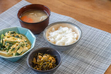 味噌汁と卵とじの和風朝ごはん