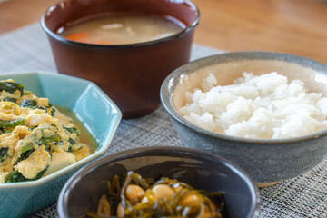 味噌汁と卵とじの和風朝ごはん