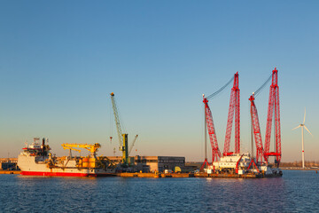 Obraz premium A huge floating crane in the seaport.