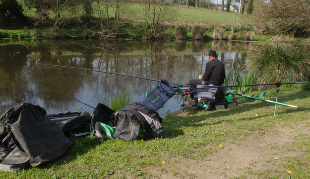 P&ecirc;cheur dans un &eacute;tang en Bretagne