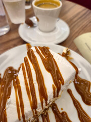 Close up em um delicioso pedaço de torta servido na mesa de uma confeitaria dentro de um shopping.