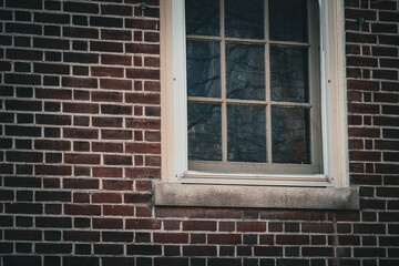 古いレンガの壁の窓