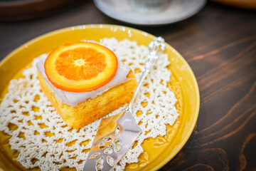 オレンジケーキのシンプルな盛り付け