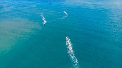 Naklejka premium Koh Phangan, Thailand - December 29, 2024: Beautiful aerial view of Haad Rin Beach with turquoise water, boats