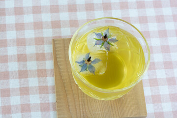 ボリジを浮かべた冷茶
