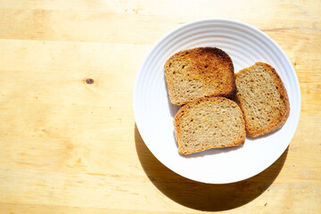 Obraz premium Toasted Whole Grain Bread Slices on Plate Three slices of toasted