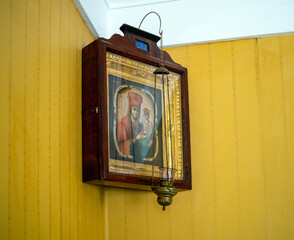 Icons with a lamp in the 
