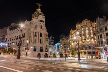 Obraz premium Gran Vía at Night with Glowing Lights and Bustling Streets