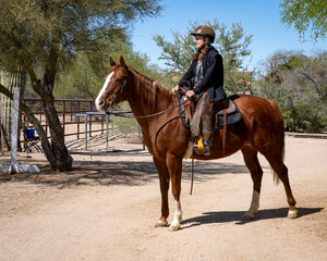 Obraz premium A woman on her quarter horse in an Arizona ranch