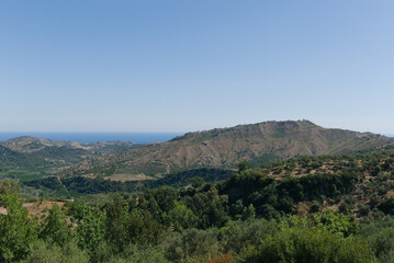 Obraz premium scenic and idyllic hilly panorama reaching down to the sea