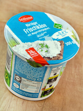 Milbona K&ouml;rniger Frischk&auml;se 38% Protein Hintergrund Holz