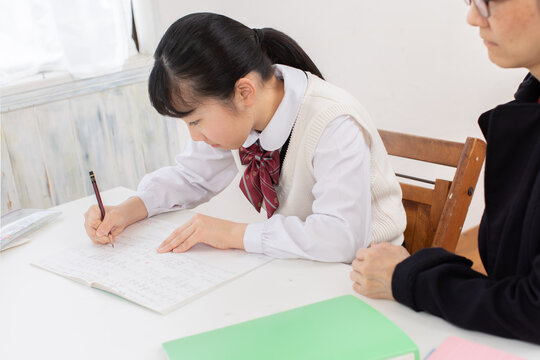 個別に指導を受ける女学生