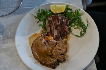 Secondo piatto italiano, carne con rucola