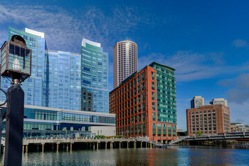 Obraz premium 2023-12-31 BEAUTIFUL HARBOR WITH THE BOSTON CITY SKYLINE IN THE BACKGROUND WITH SEVERAL NEWER BUILDINGS AND A REFLECTION IN THE WATER