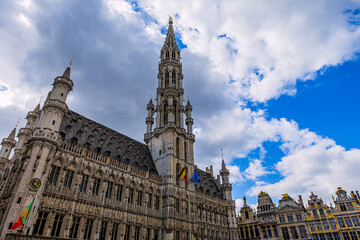Naklejka premium L'hôtel de ville et le beffroi sur la Grand Place de Bruxelles