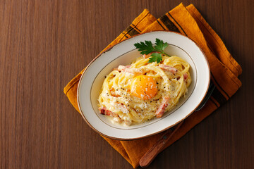 卵黄を乗せたスパゲッティカルボナーラ　Spaghetti Carbonara with a Rich Egg Yolk on Top