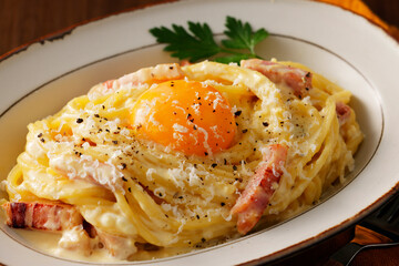 卵黄を乗せたスパゲッティカルボナーラ　Spaghetti Carbonara with a Rich Egg Yolk on Top