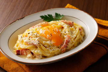卵黄を乗せたスパゲッティカルボナーラ　Spaghetti Carbonara with a Rich Egg Yolk on Top