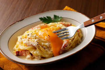 卵黄を乗せたスパゲッティカルボナーラ　Spaghetti Carbonara with a Rich Egg Yolk on Top