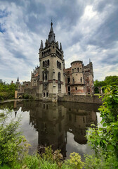 Obraz premium Beautiful ruined old castle on the water