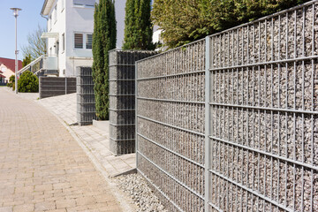 Zaun aus Gabionen im Garten
