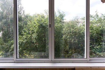 Obraz premium the balcony of an apartment on the upper floors of an apartment building