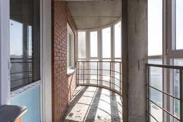 Obraz premium the balcony of an apartment on the upper floors of an apartment building