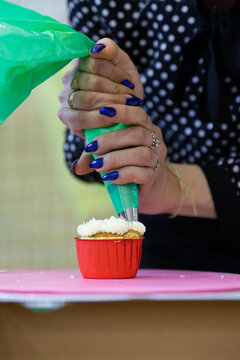 dekorowanie muffinki podczas warsztat&oacute;w kulinarnych